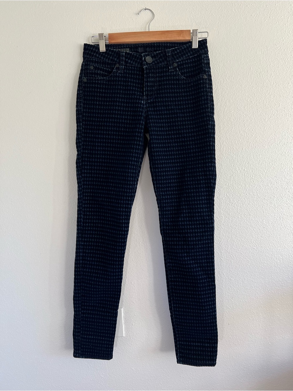Kut from the Kloth Women’s Skinny Jeans in Black Houndstooth